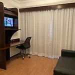 The Palace Tv No Quarto Limpeza Diaria Uh902