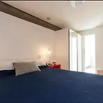 Ap. Espacoso, Aconchegante E Bem Localizado.