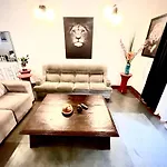A Casa Que Hospeda