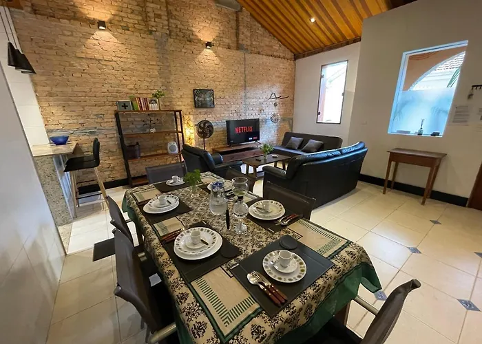 Casa De Tijolos Com Churrasqueira Vila Fechada