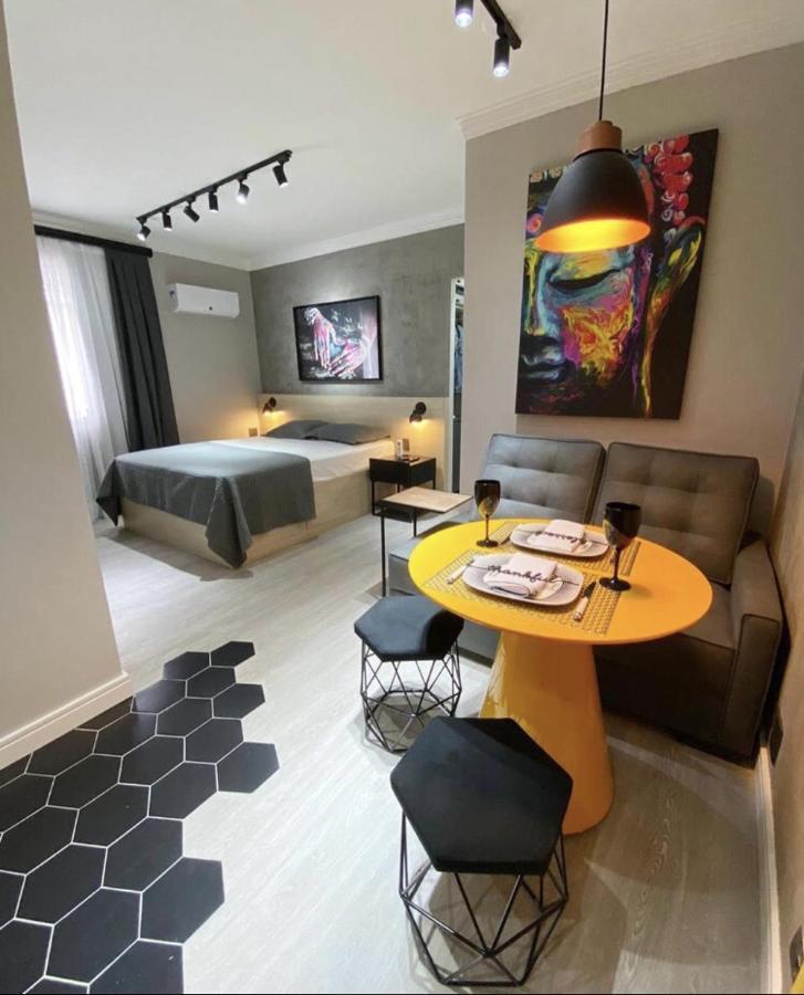 Moderno - Jardins: Cama Queen, Ar E Garagem Apartment