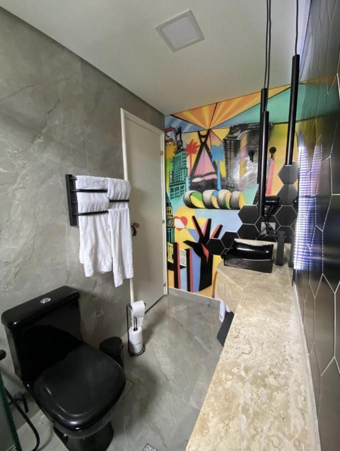 Moderno - Jardins: Cama Queen, Ar E Garagem *