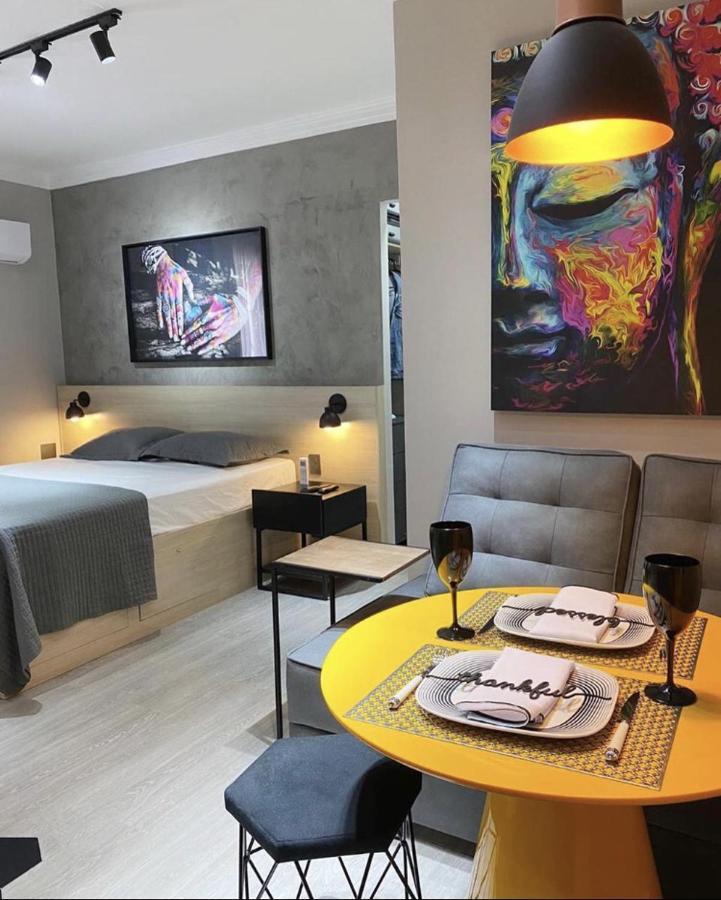 Apartment Moderno - Jardins: Cama Queen, Ar E Garagem