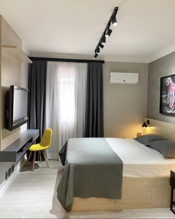 Moderno - Jardins: Cama Queen, Ar E Garagem Apartment