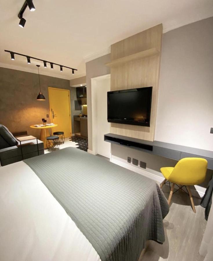 Moderno - Jardins: Cama Queen, Ar E Garagem Apartment