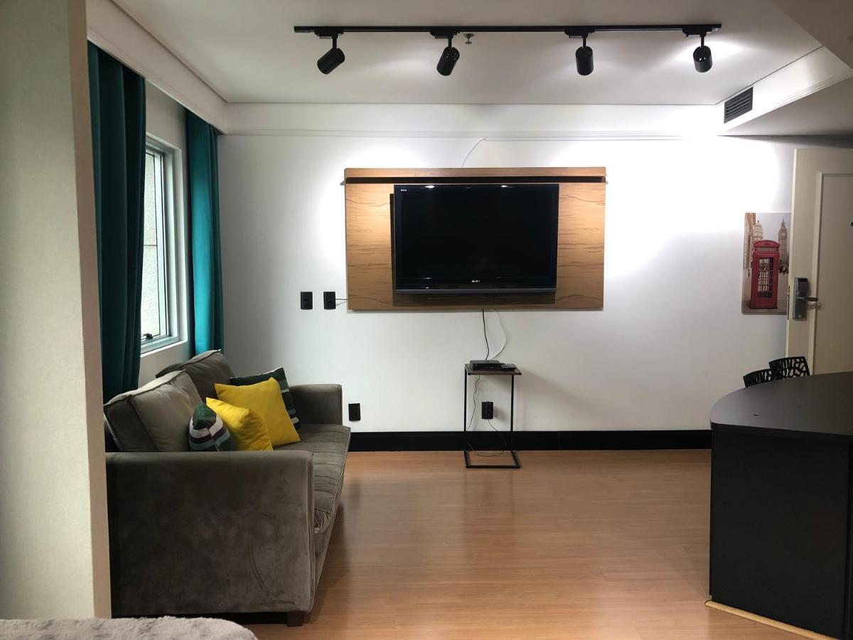 Charmoso flat na Vila Olímpia entre os shoppings JK e Vila Olímpia *