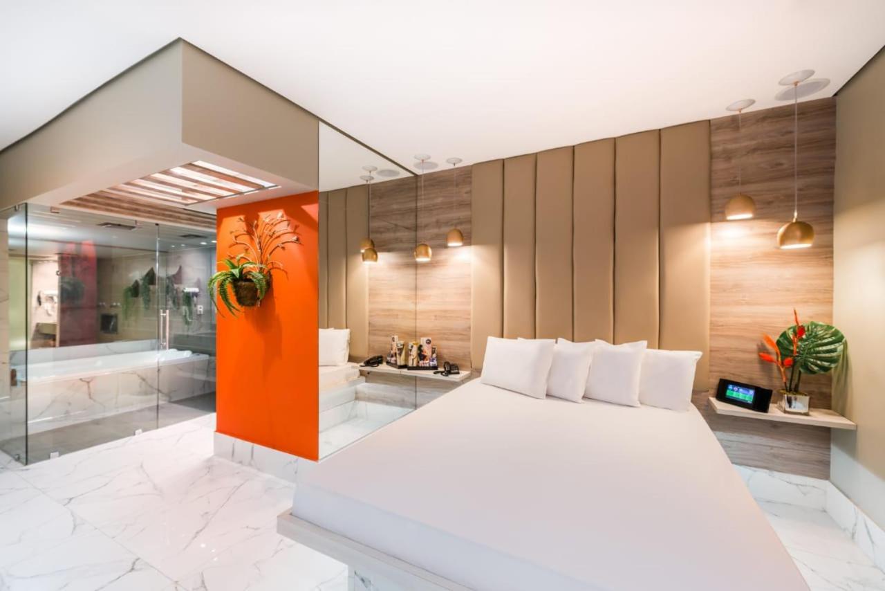 Love hotel Mood