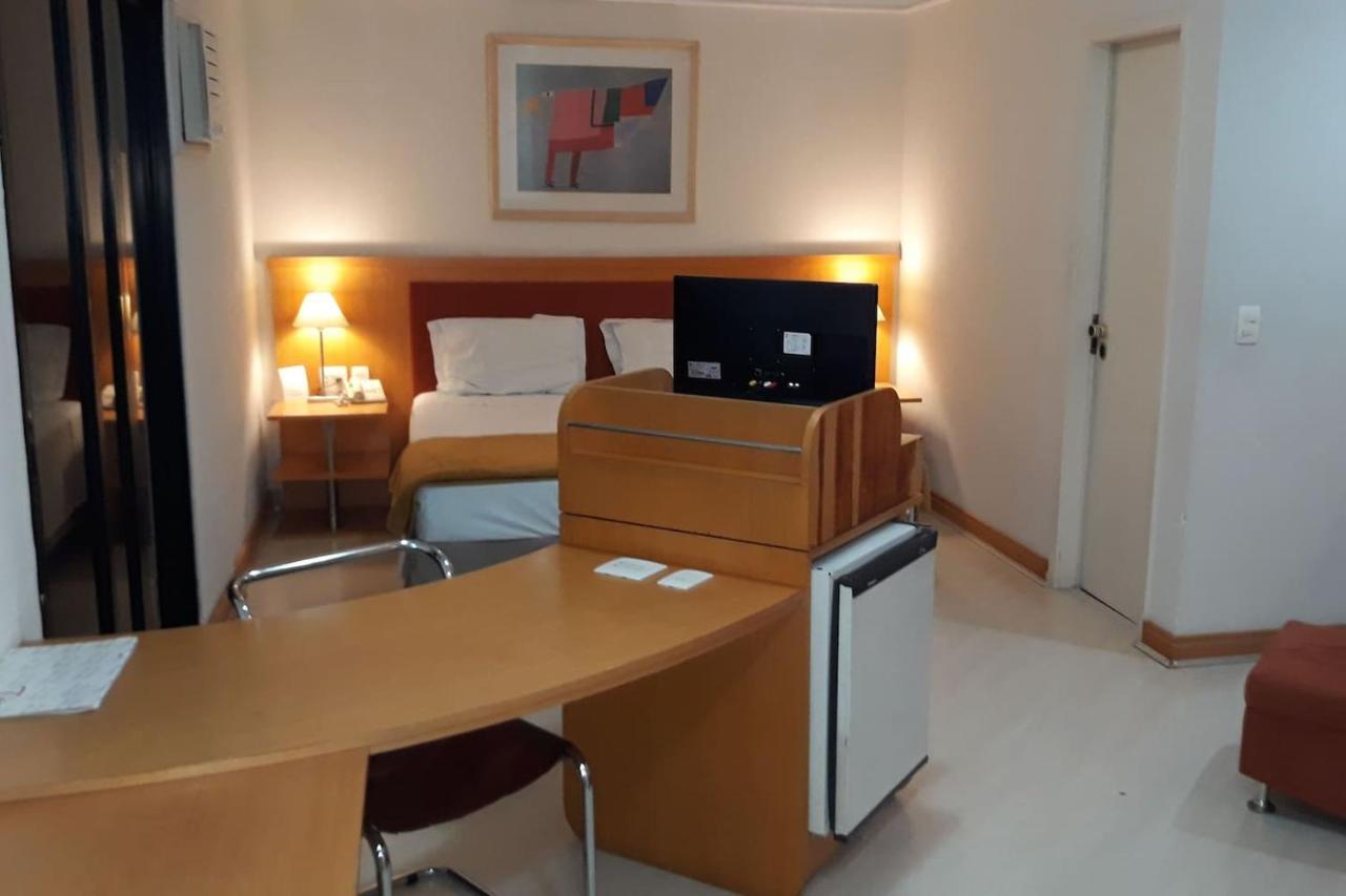Flat Com Sacada - Regiao Ibirapuera Proximo Varios Hospitais E Unifesp *
