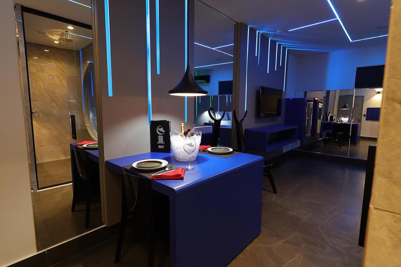 Love hotel Mood