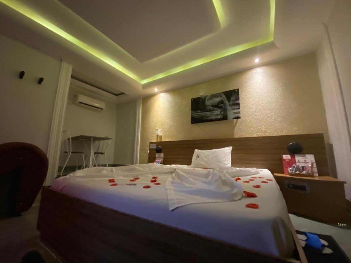 Love hotel Refugius