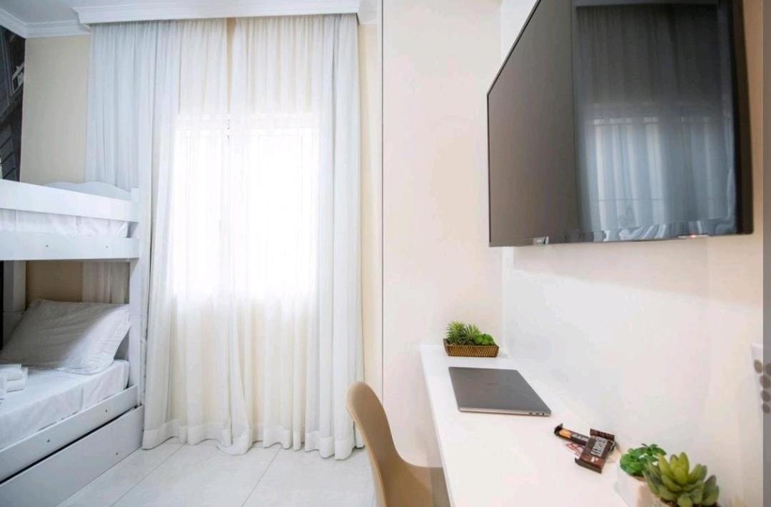 House For 12 People Near Aeroport Villa *