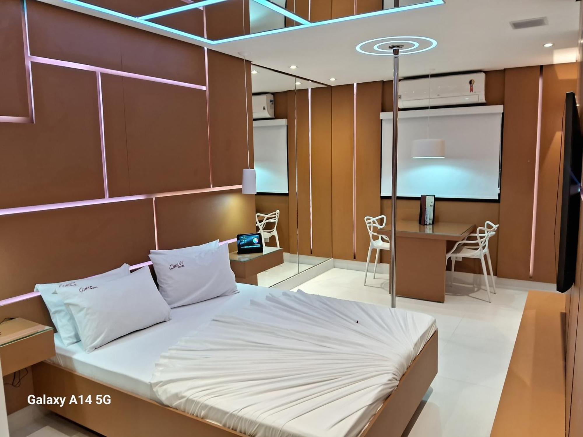 Hotel cinta Queens
