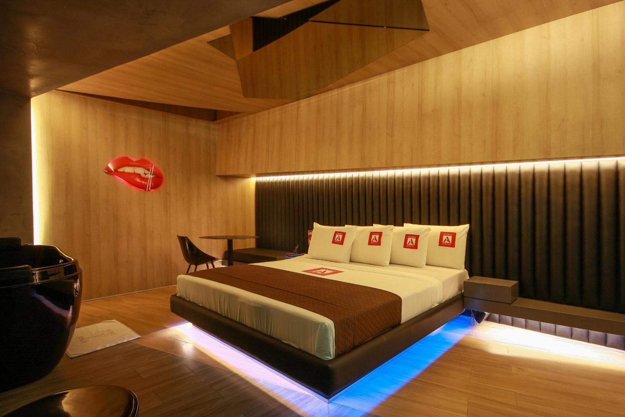Love hotel A