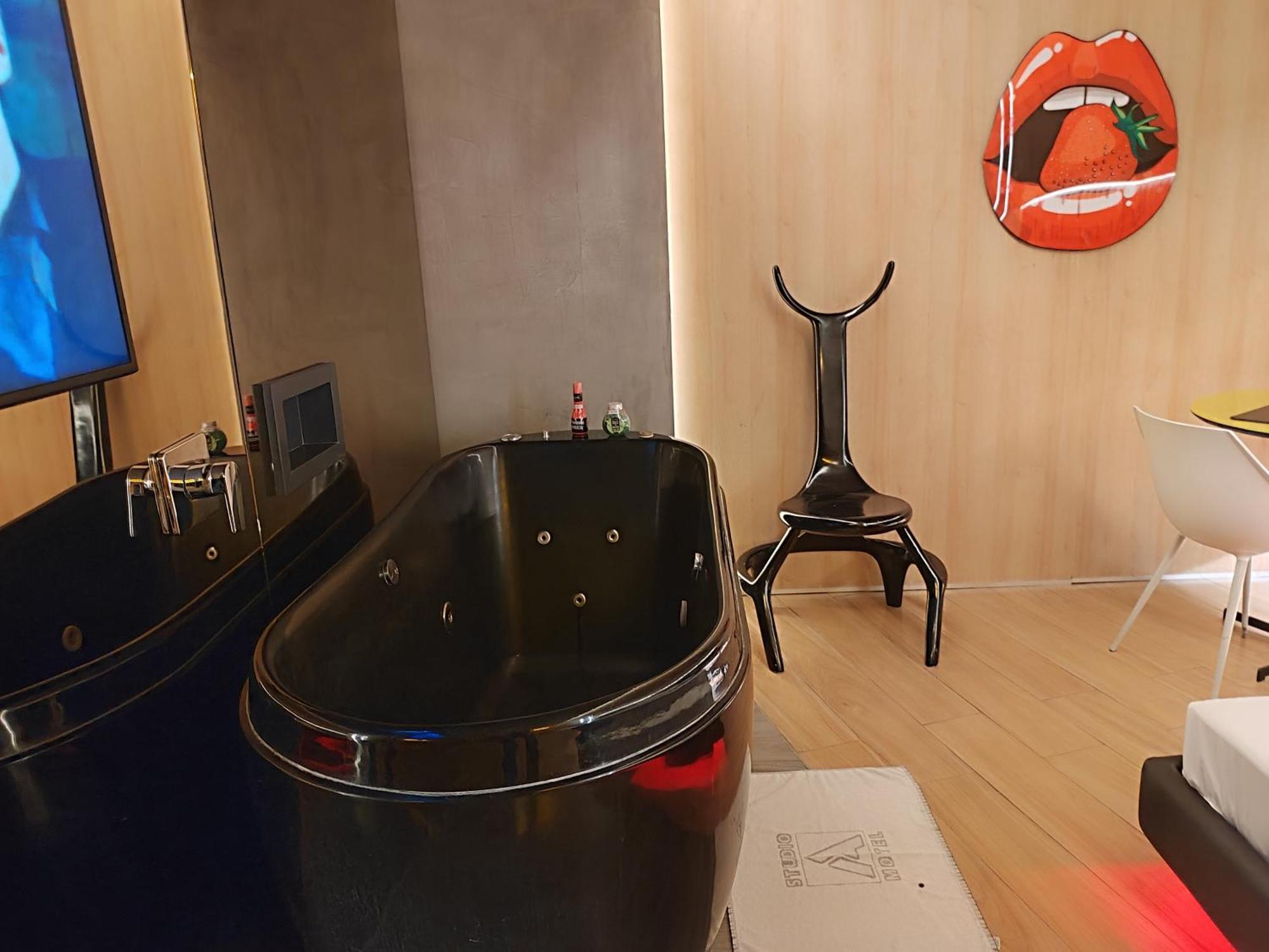 Love hotel A