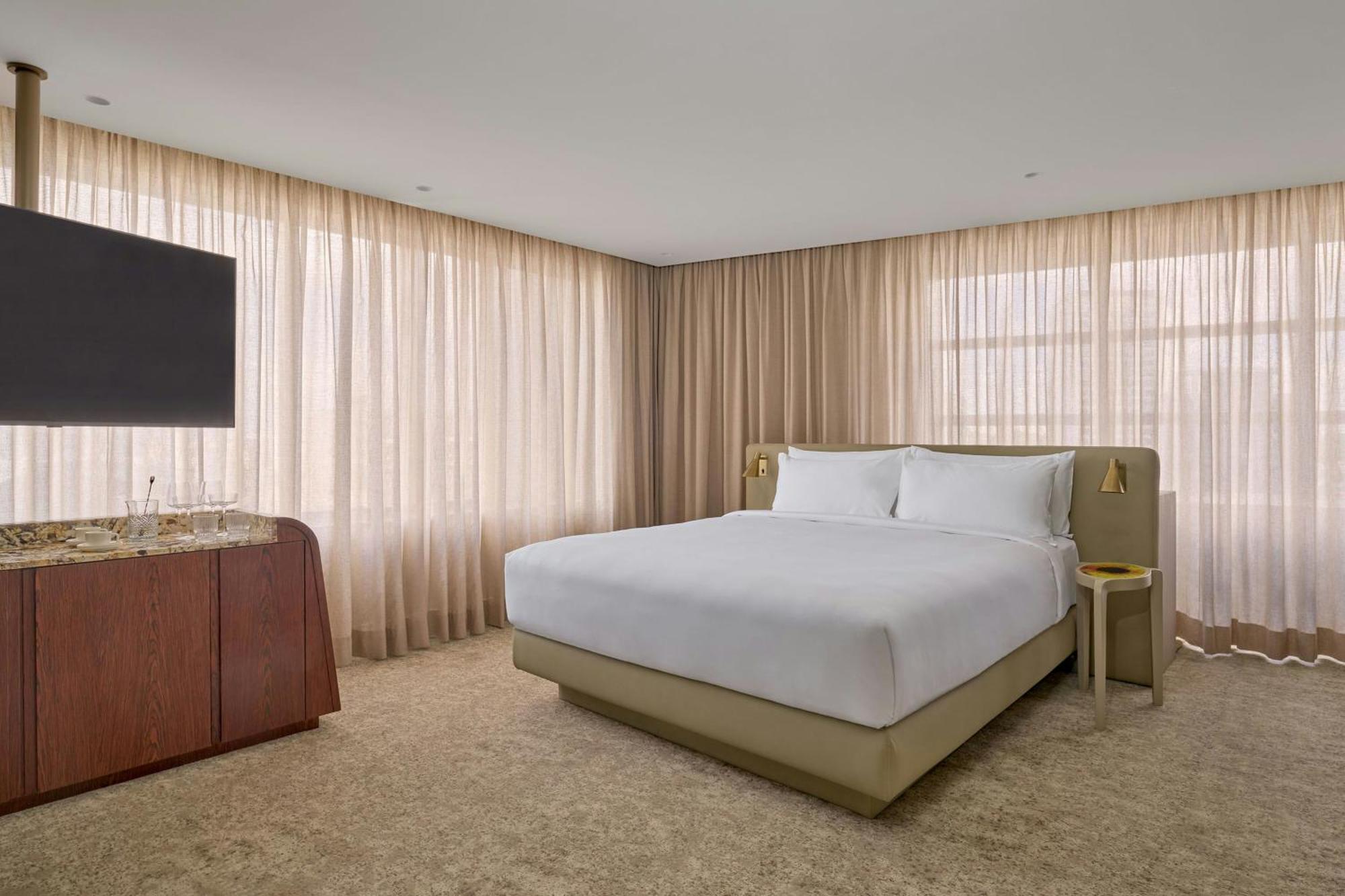 W Hotel 5*
