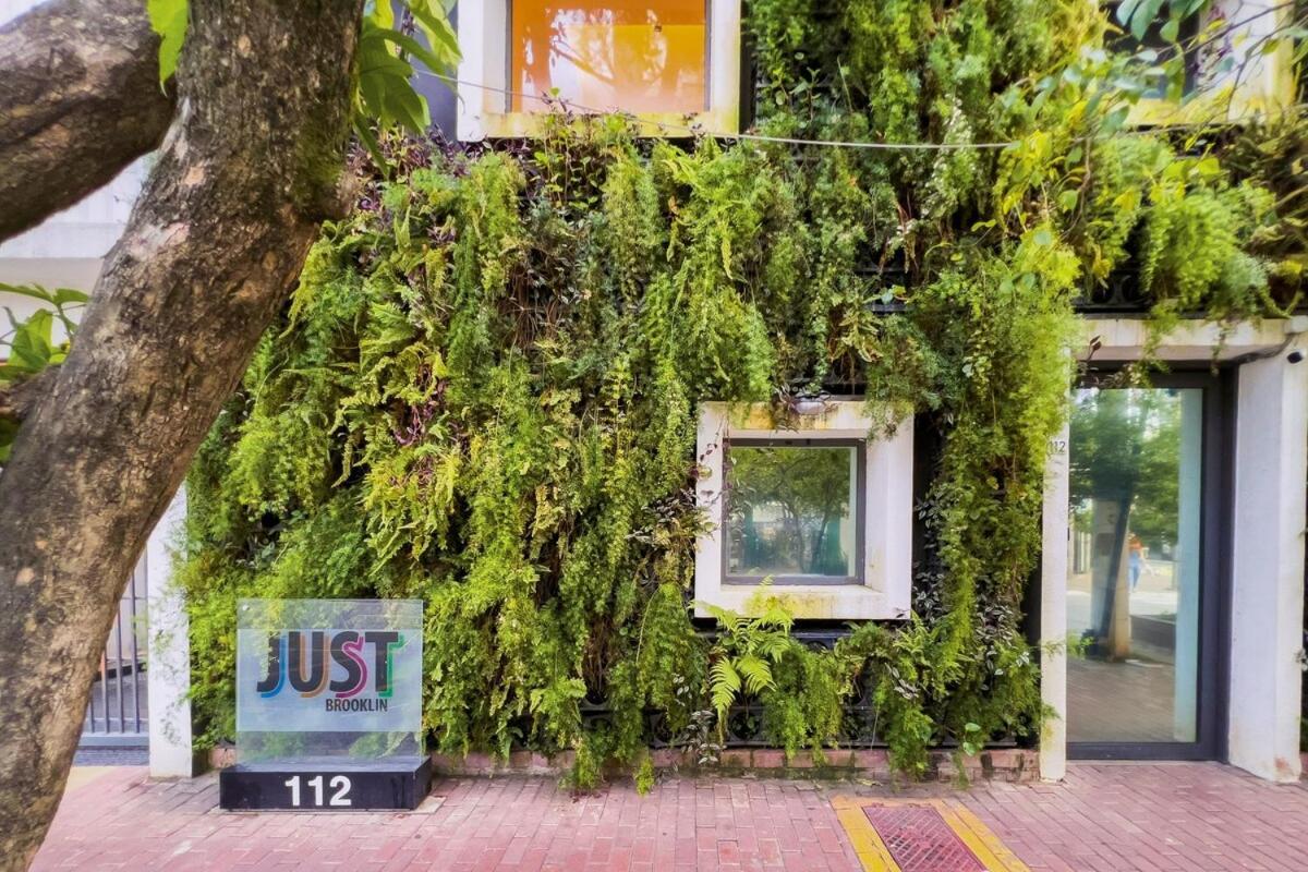 Just Brooklin, A Smart, Modern Space Apartment *