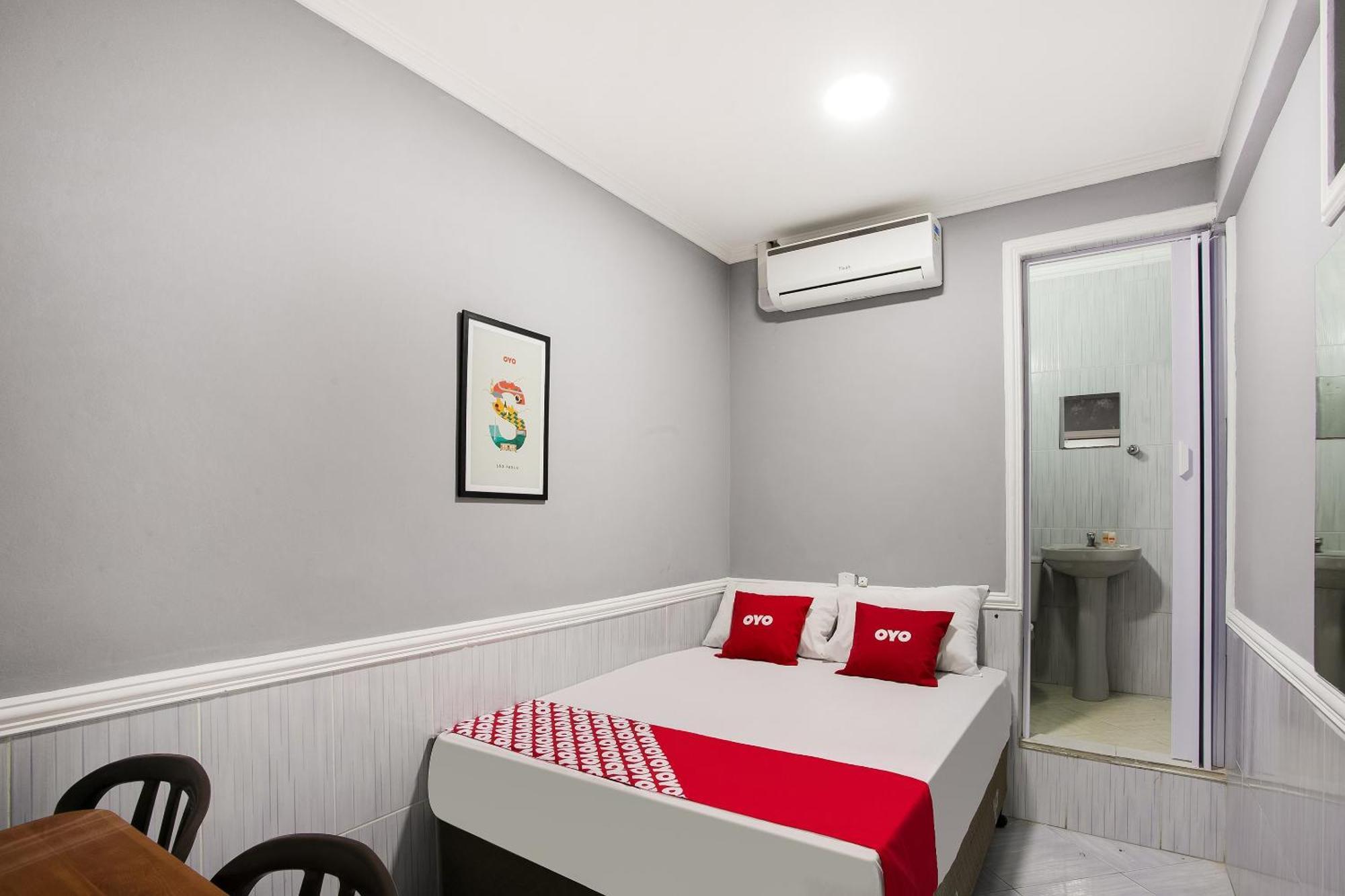 Oyo Boneville, Otel