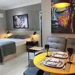 Studio Moderno - Jardins: Cama Queen, Ar E Garagem