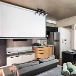 48 New Studio W Movie Screen, Fast Wifi And Balcony
