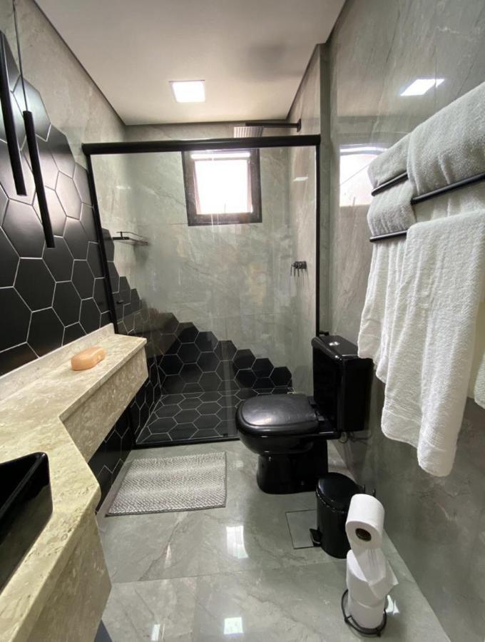 Moderno - Jardins: Cama Queen, Ar E Garagem Sao Paulo