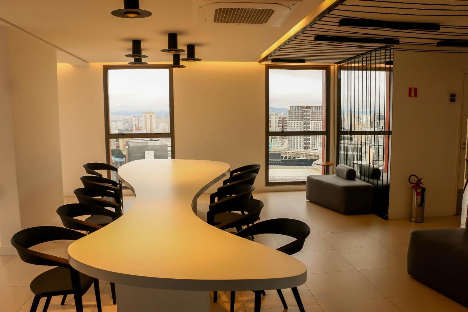 2306 - Modern With Allianz View & Rooftop Pool Apartment *
