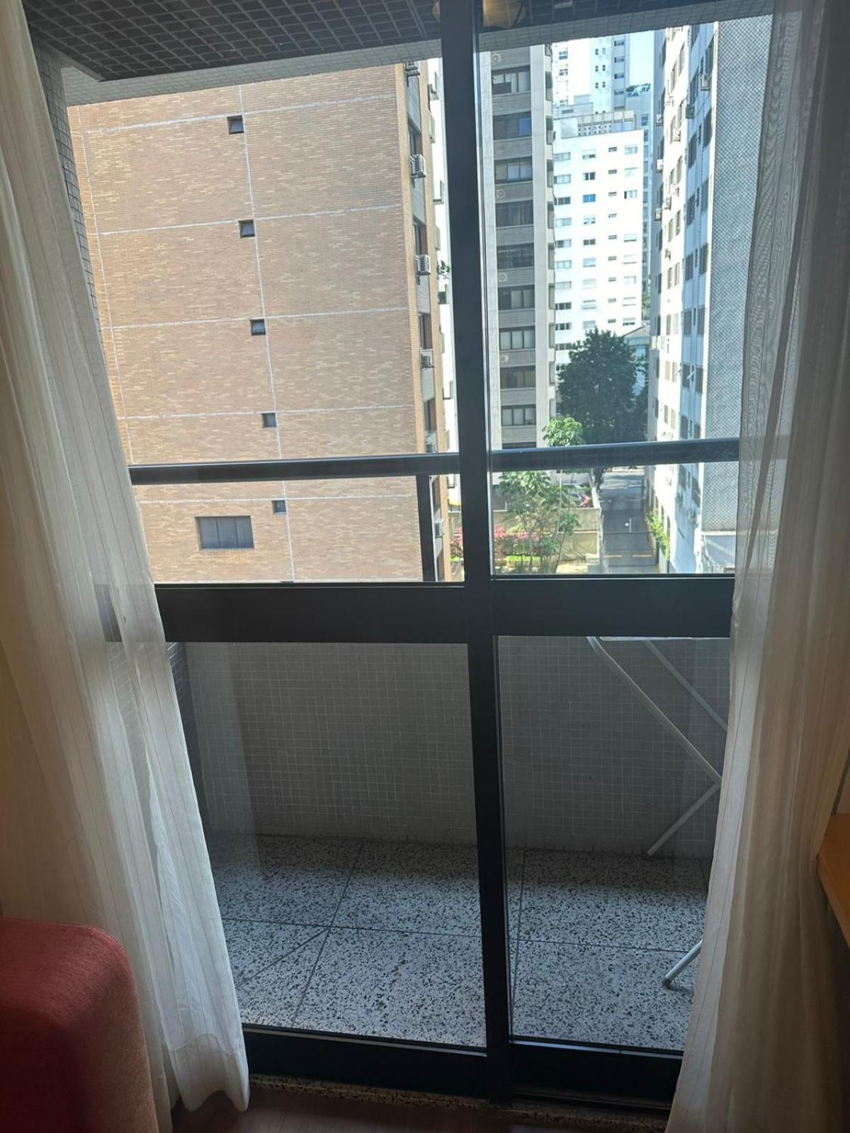 Com Sacada E Piscina