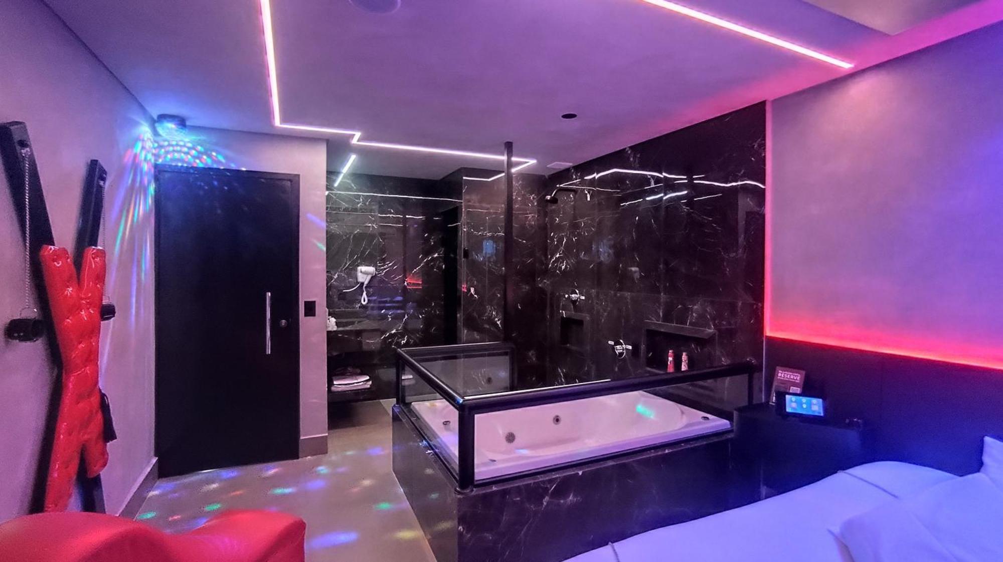 Khách sạn tình yêu Marselha 5