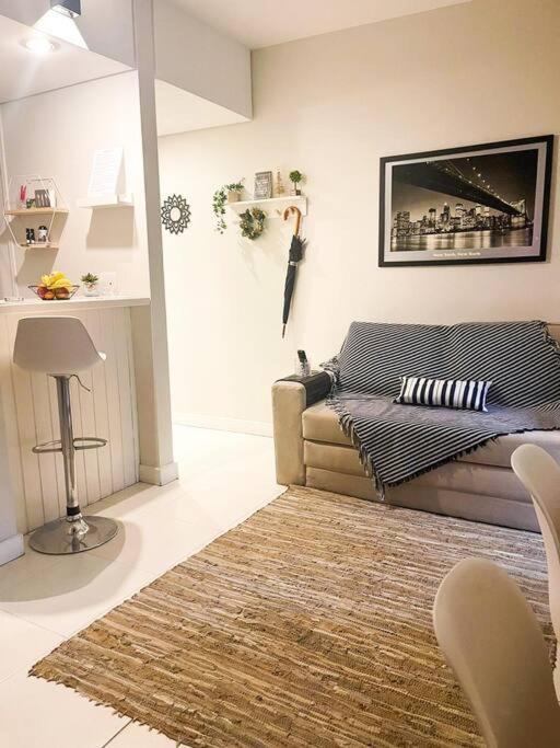 Flat Moema Com Varanda,lazer,servicos E Vaga Daire *
