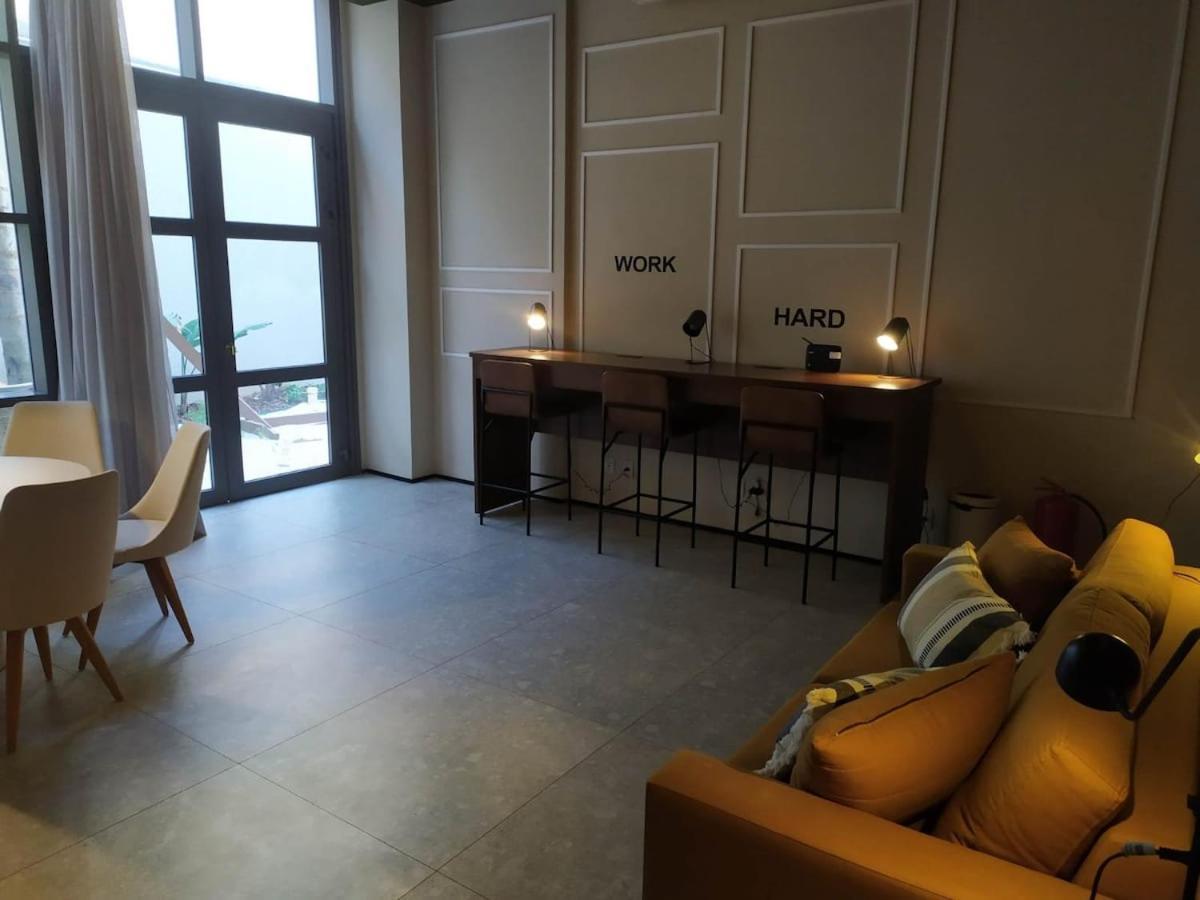 Fl1705 | Ape Na Faria Lima C/ Piscina Academia Metro Apartemen