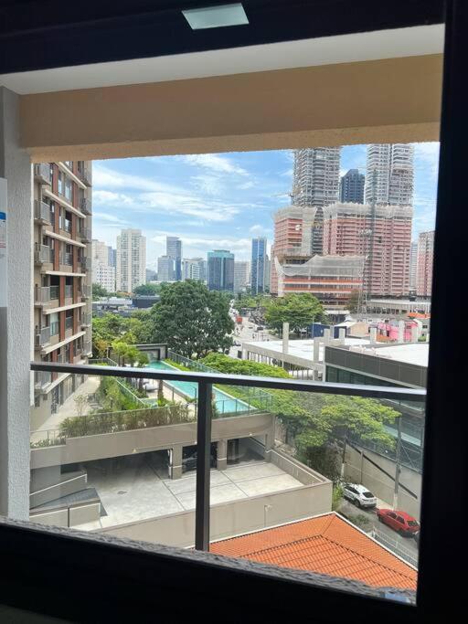 Completo A 230m Do Metro Brooklin Apartemen