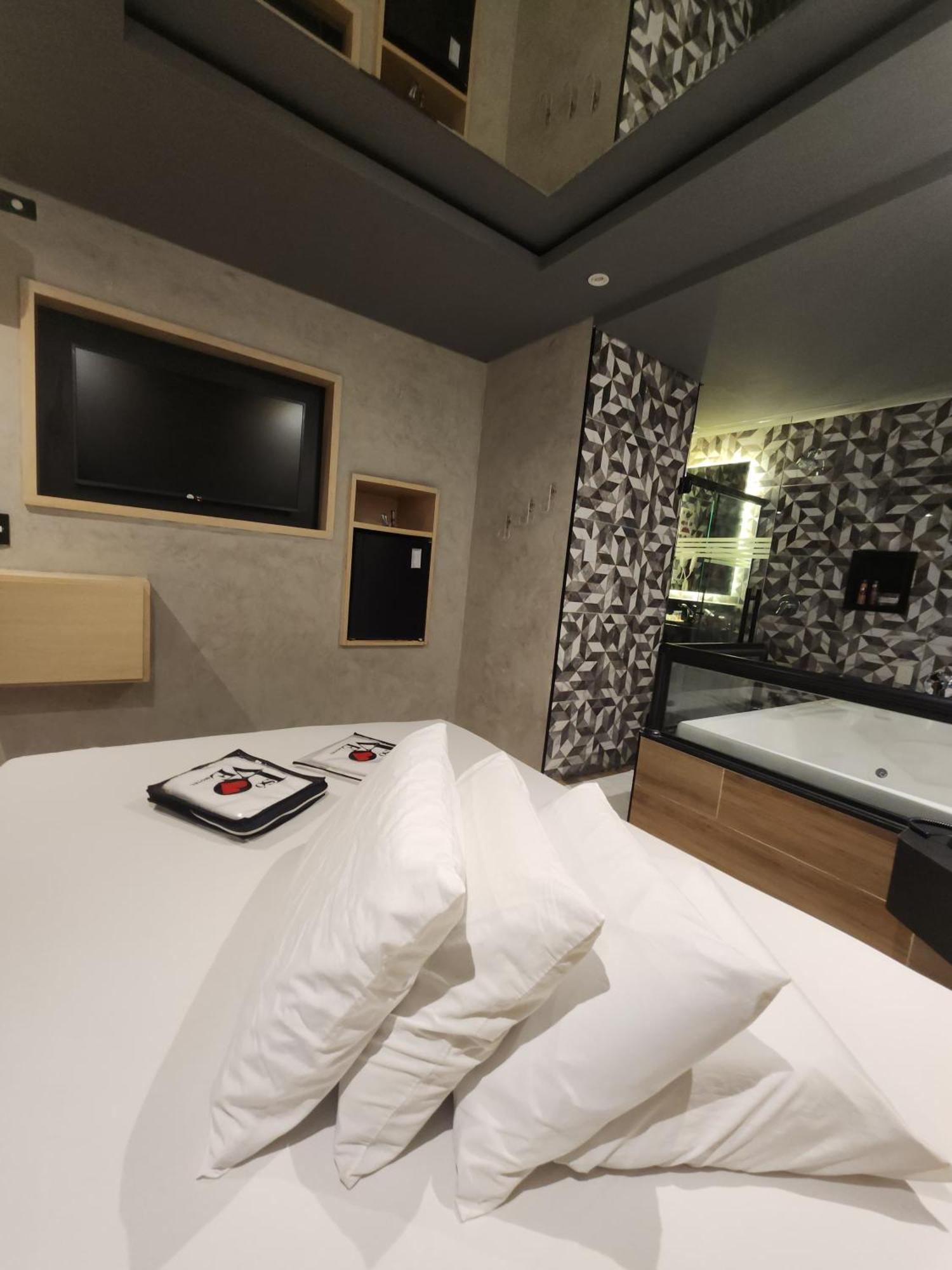 Love hotel So 3 *