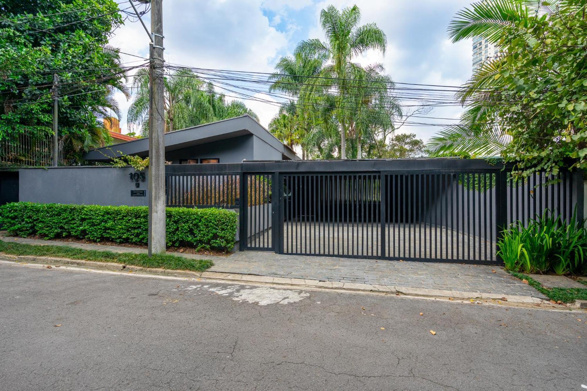 Linda Casa Em Rua Fechada Com Vista Proxima Ao Shopping Jardim Pousada