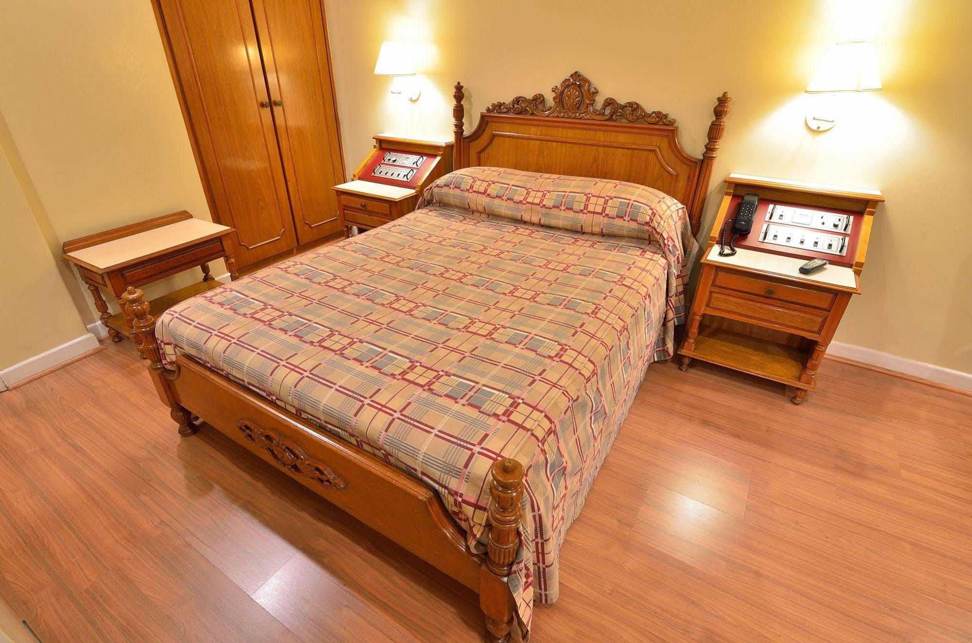 Khách sạn Castelar 3*
