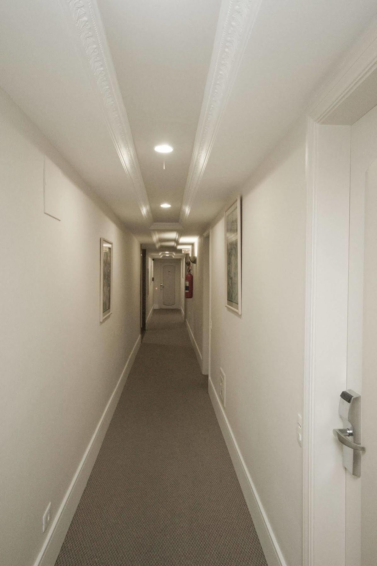 Le Premier Hotel
