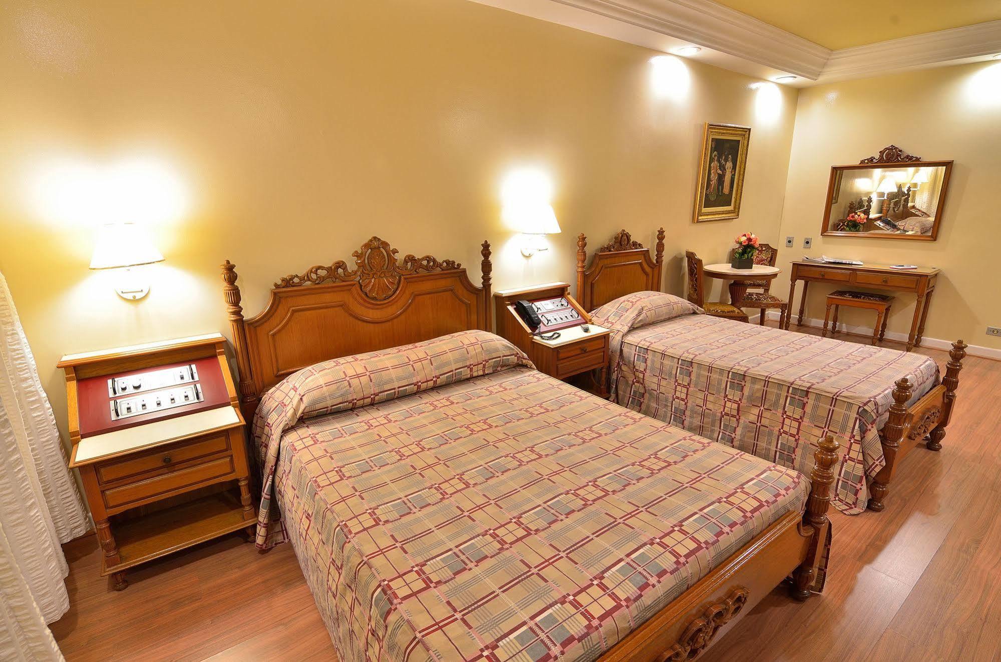 Khách sạn Castelar 3*