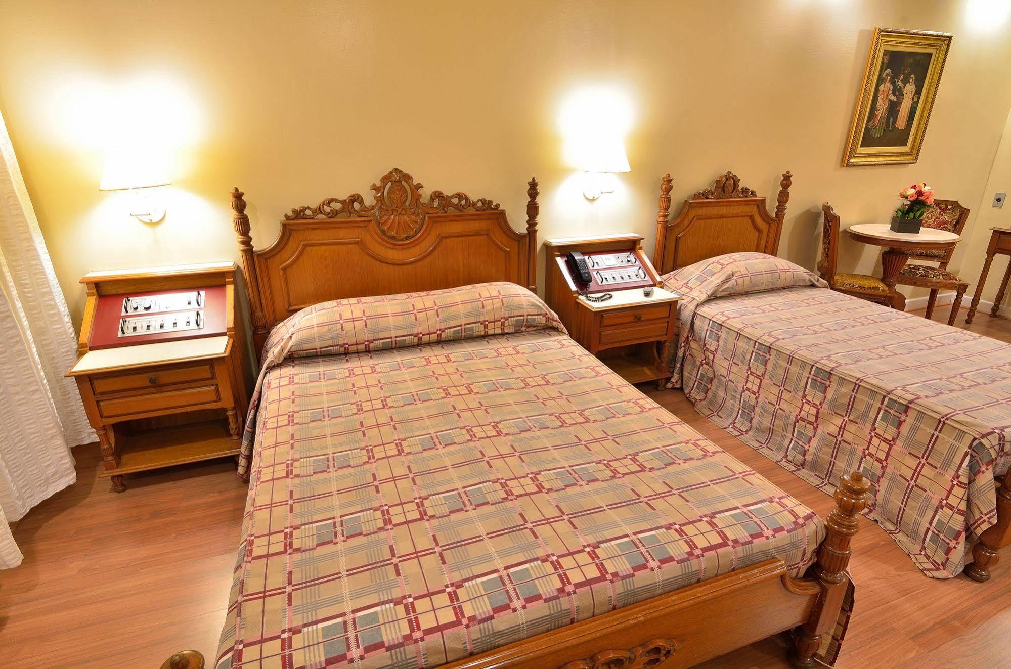 Khách sạn Castelar 3*