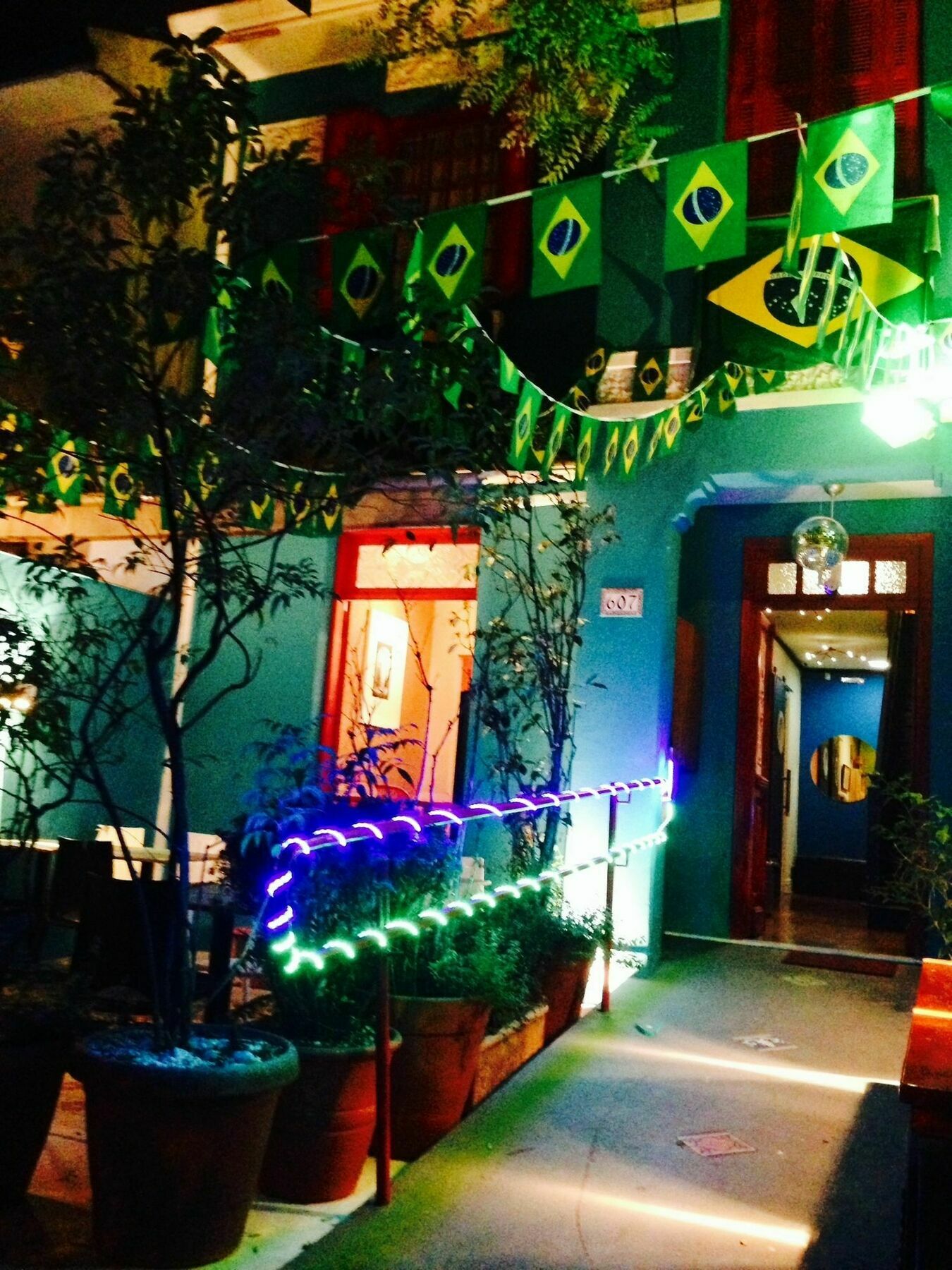 Nhà trọ California Cafe Bar