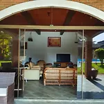 Casa com piscina em condomínio fechado no Guarujá