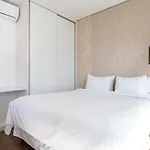 Casai Ap c/ lavanderia e garagem Vila Olímpia