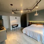 58 New Studio W/ Balcony, Fast Wifi And Movie Screen!