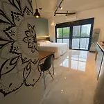 58 New Studio W/ Balcony, Fast Wifi And Movie Screen!