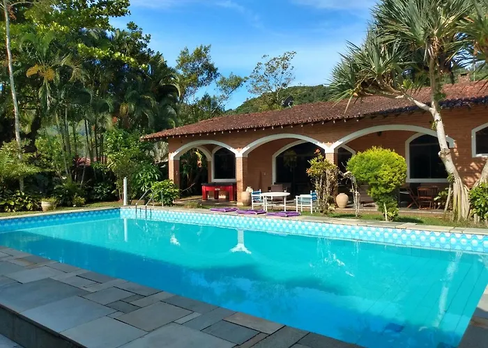 Casa com piscina em condomínio fechado no Guarujá