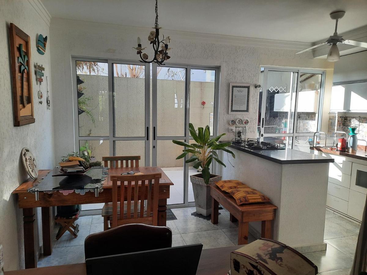 Charmosa Casa Em Condominio Com Quintal Rumah liburan *