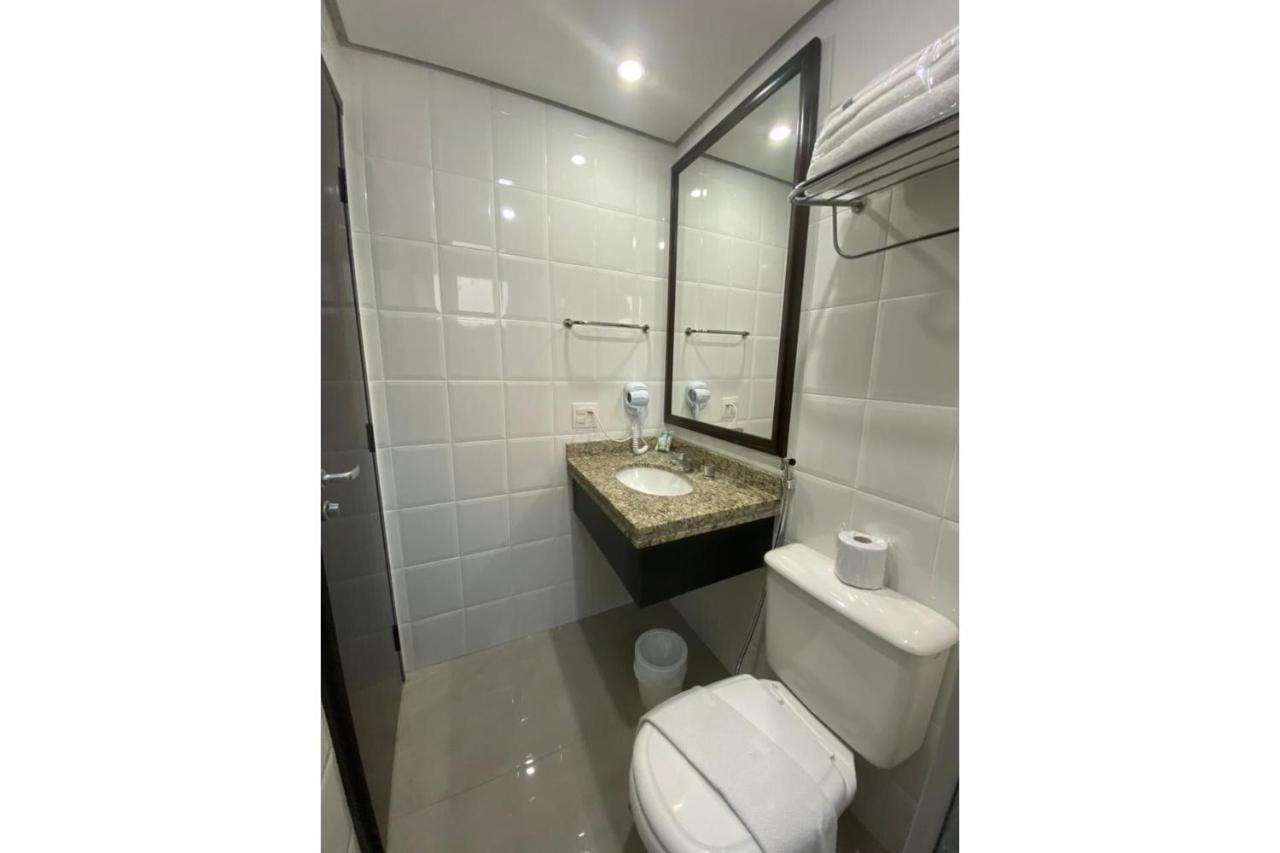 The Palace Tv No Quarto Limpeza Diaria Uh902 Khách sạn
