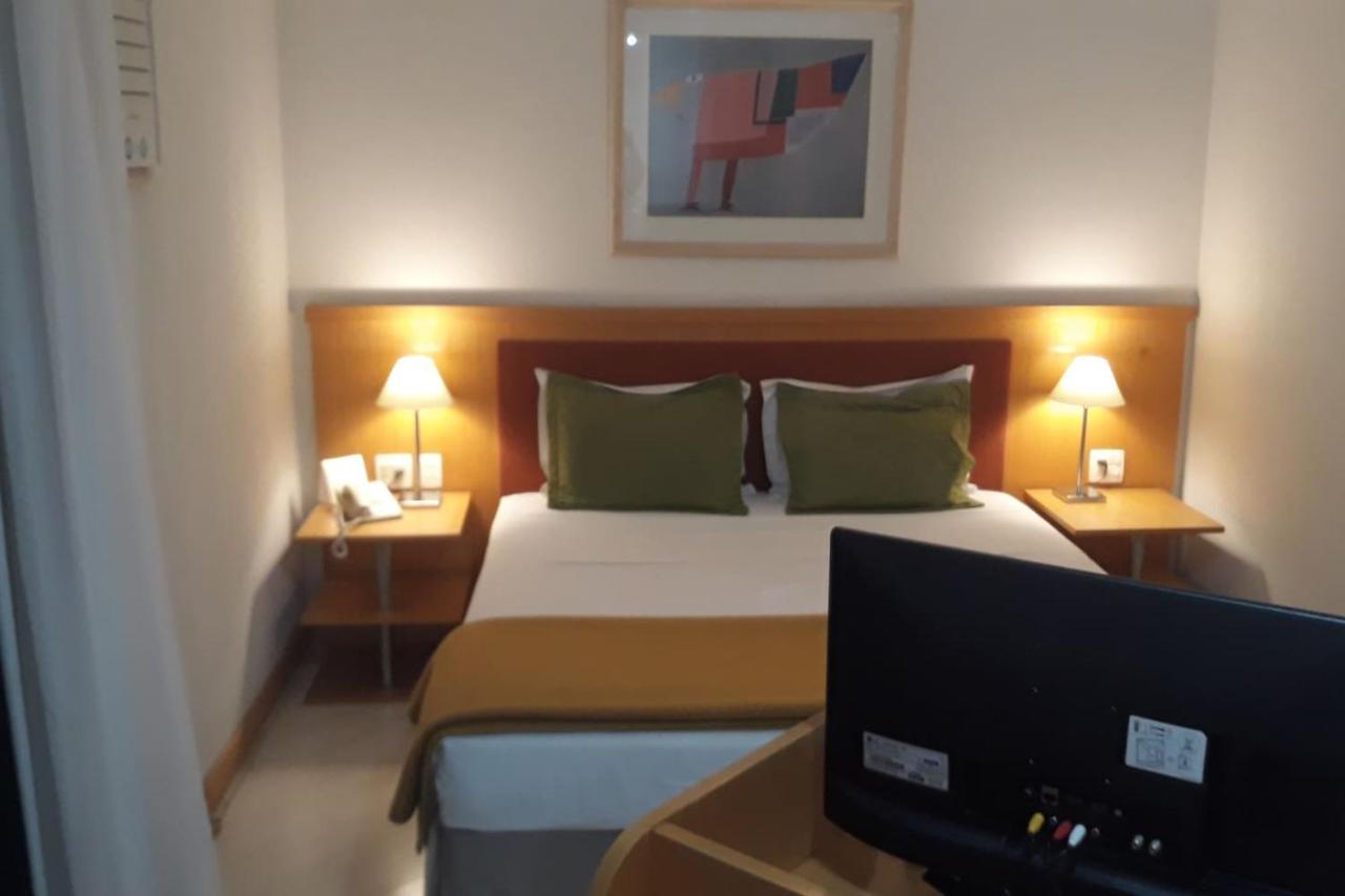 Flat Com Sacada - Regiao Ibirapuera Proximo Varios Hospitais E Unifesp