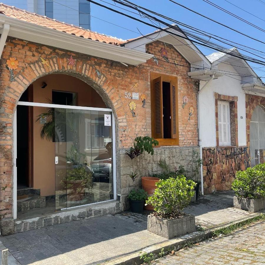 Casa De Tijolos Com Churrasqueira Fechada
