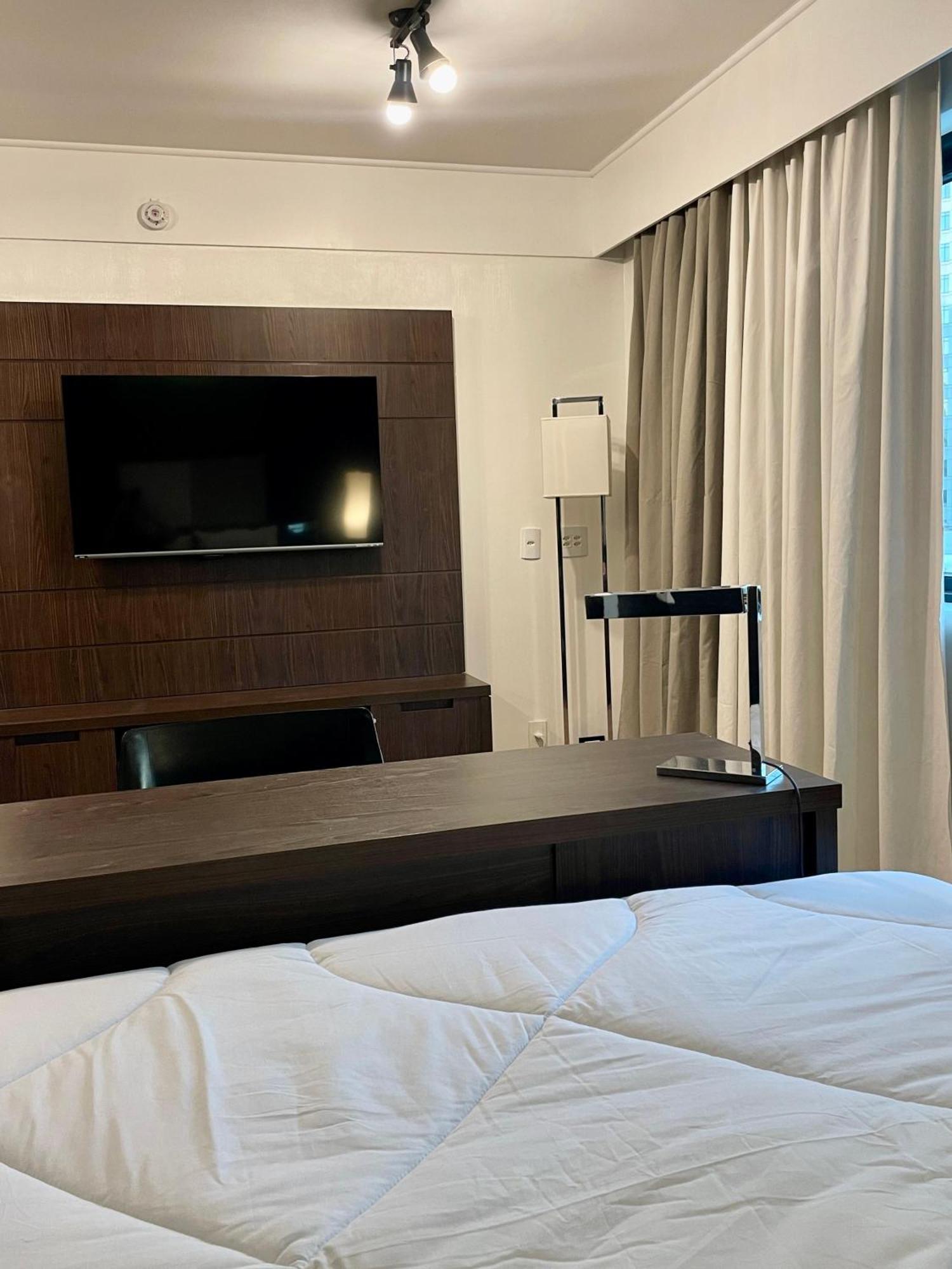 Flat Executivo No Mel. Ibirapuera Com Piscina, Vaga E Limpeza