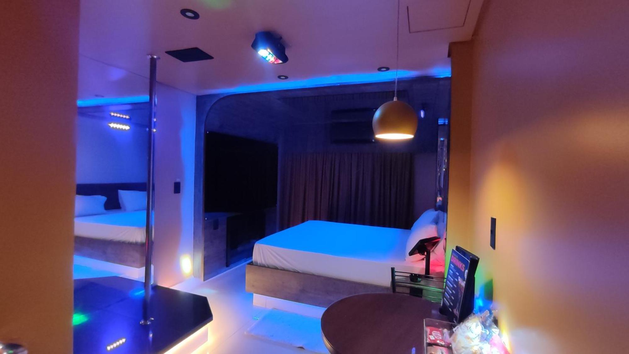 Love hotel Swing 1 *