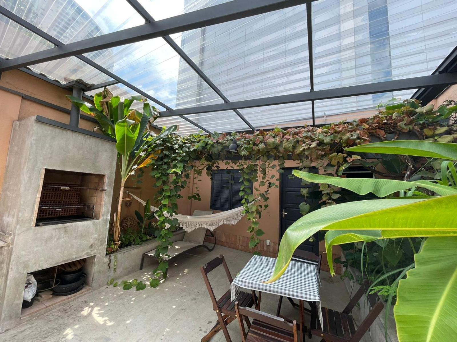 Casa De Tijolos Com Churrasqueira Fechada