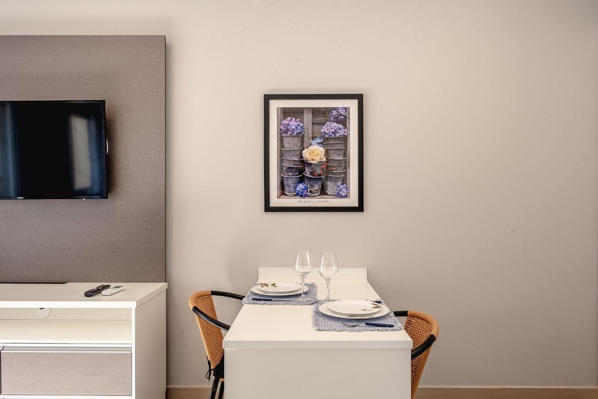 Com Varanda + Vaga De Garagem + Ar Cond. Apartemen *